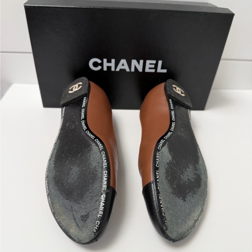 CHANEL Brown Leather Flats with Black Cap - Picture 5 of 5